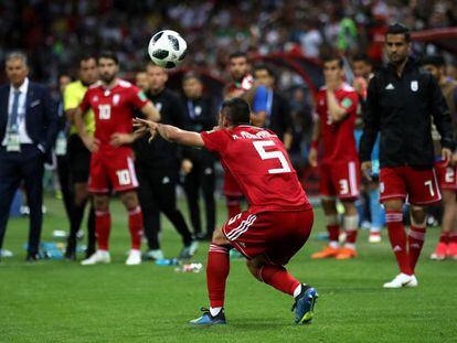 Tras el intento fallido de voltereta, Mohammadi saca de banda de manera tradicional en el partido contra España. 
