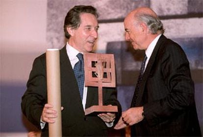Francisco González (a la derecha), al entregar el premio a Iñaki Gabilondo.
