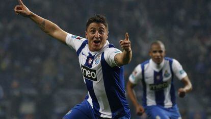 Cristian Rodríguez celebra un gol con el Oporto.