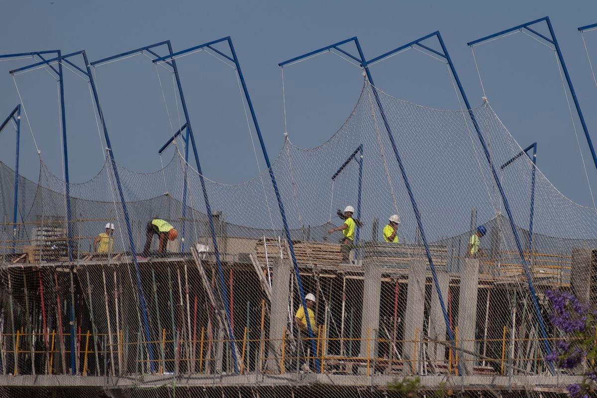 Los costes de construcción retroceden un 0,9% en 2023, aunque la mano de obra repunta | Economía