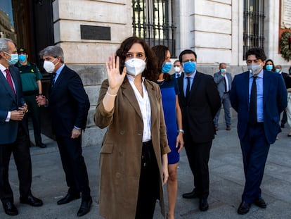 La presidenta de Madrid, Isabel Díaz Ayuso, saluda tras el minuto de silencio por las víctimas de la covid de este miércoles.