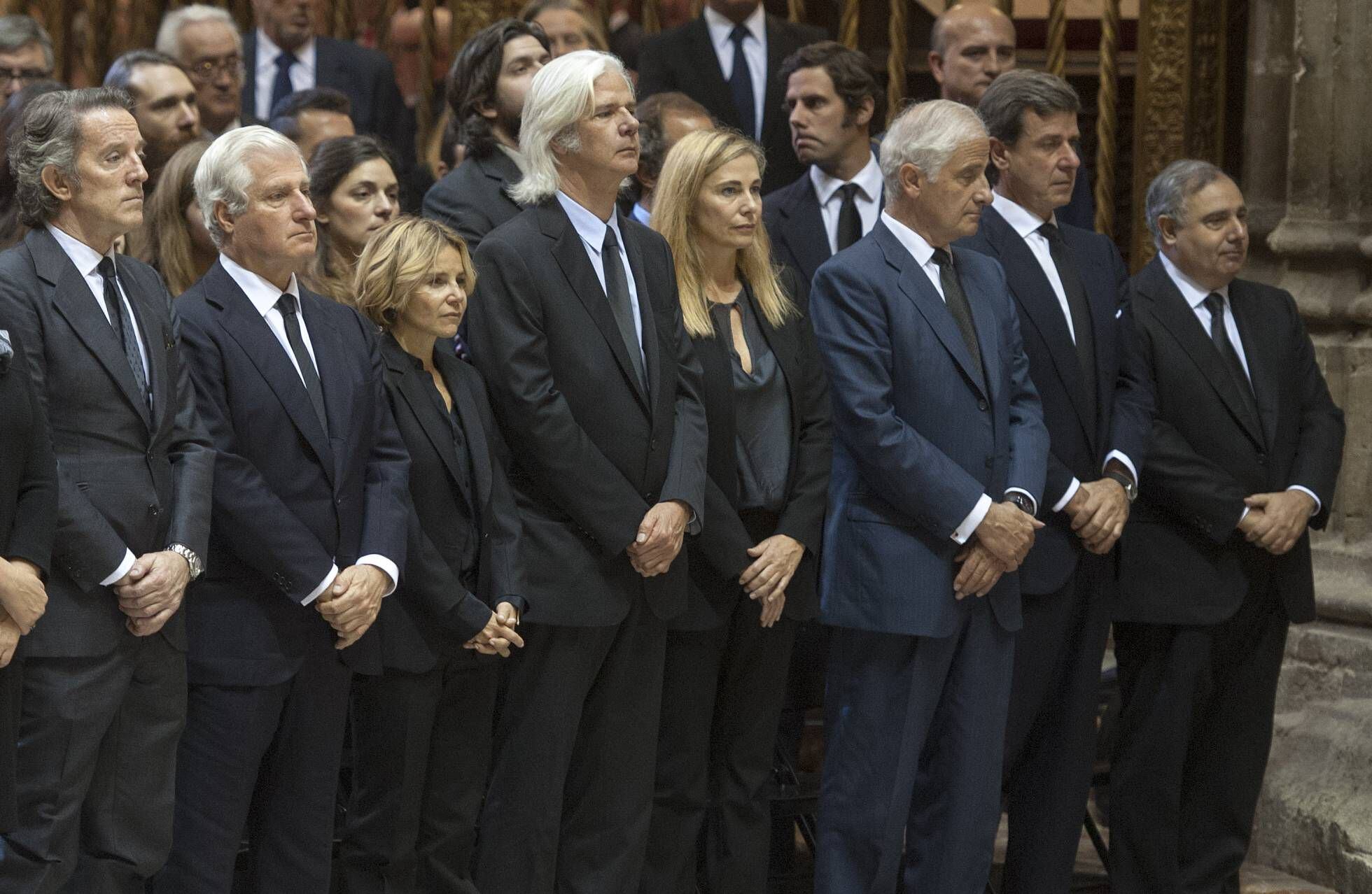 Los hijos de la duquesa de Alba y su viudo, Alfonso Díaz, en el funeral de su madre, el 21 de noviembre de 2014 en Sevilla. 