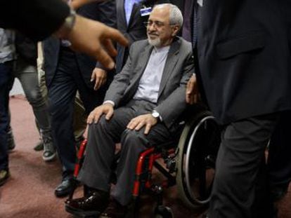 Mohamed Javad Zarif, ministro de Exteriores iran&iacute;, sale de la reuni&oacute;n celebrada en Ginebra.