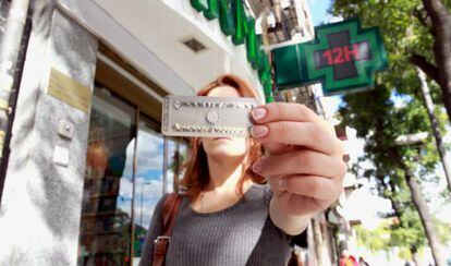 Una mujer con la p&iacute;ldora del d&iacute;a siguiente.