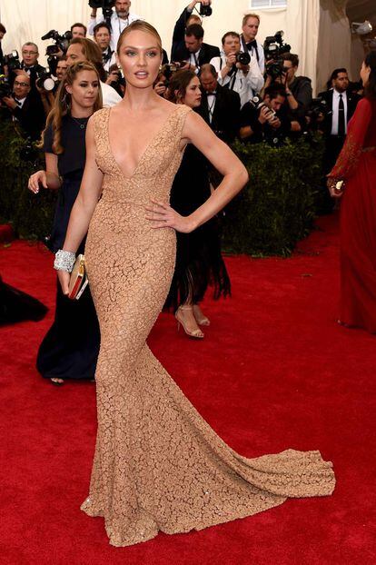 La modelo Candice Swanepoel llevó un vestido de Michael Kors.