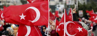 Simpatizantes del movimiento del predicador islamista Fethullah Gülen muestran banderas turcas ante el Palacio de Justicia de Estambul (Turquía)