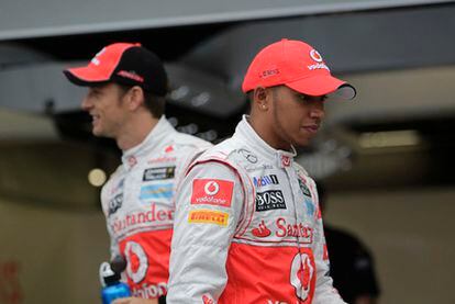 Lewis Hamilton se cruza con Jenson Button.