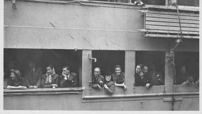 Refugiados europeos, desplazados durante la Segunda Guerra Mundial, llegando a Nueva York, alrededor de 1945-1950.