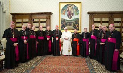 El Papa, con varios obispos y cardenales de Lombardía, este sábado.