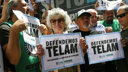 Participantes en la protesta convocada por trabajadores de la agencia estatal de noticias Télam este lunes en Buenso Aires.