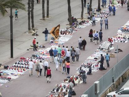 Cientos de manteros ocupan el paseo Joan de Borbó, en la Barceloneta, y los alrededores del Port Vell.