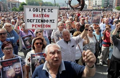 Miles de jubilados y pensionistas se han concentrado este lunes frente al Ayuntamiento de Bilbao.
