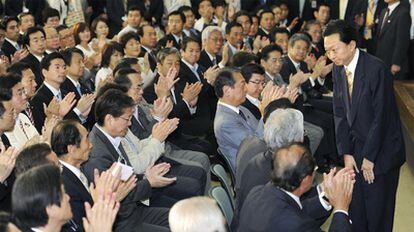 El ex primer ministro japonés Yukio Hatoyama se despide de los miembros de su partido tras anunciar su dimisión.