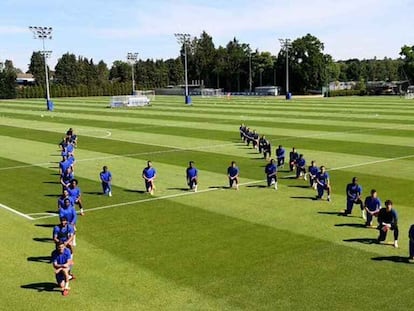 Los jugadores del Chelsea protestan contra el racismo.