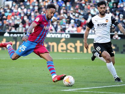 Aubameyang lanza ante Alderete en partido entre el Valencia y el Barcelona.