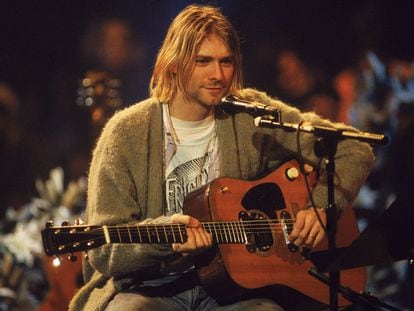 Kurt Cobain y su icónico cárdigan durante su actuación en MTV Unplugged (
