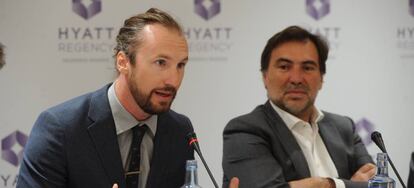 Jason Ballard, vicepresidente de Operaciones de Hyatt para Europa, Oriente Medio y Africa y el Sudeste Asiático, y Jordi Ferrer, consejero delegado de Hesperia.