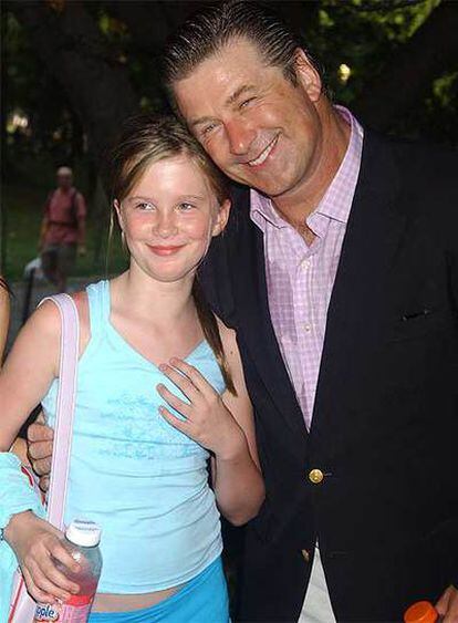 Alec Baldwin y su hija Ireland, en una imgen feliz de julio de 2005 en Nueva York.