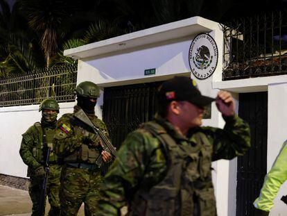 Policías y militares frente a la embajada mexicana en Quito minutos después de haber sacado a Jorge Glas a la fuerza.