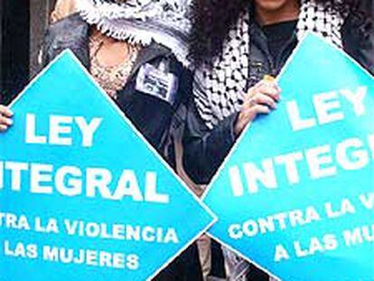 La cantante Cristina del Valle (izquierda), en la protesta en León. 

/ EFE