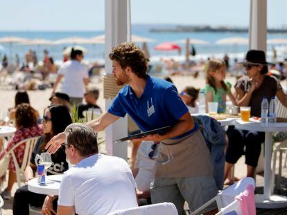 Terraza de un local en la playa del Postiguet en Alicante, durante la Semana Santa.