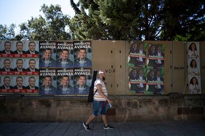 Carteles electorales en un calle de Linares.