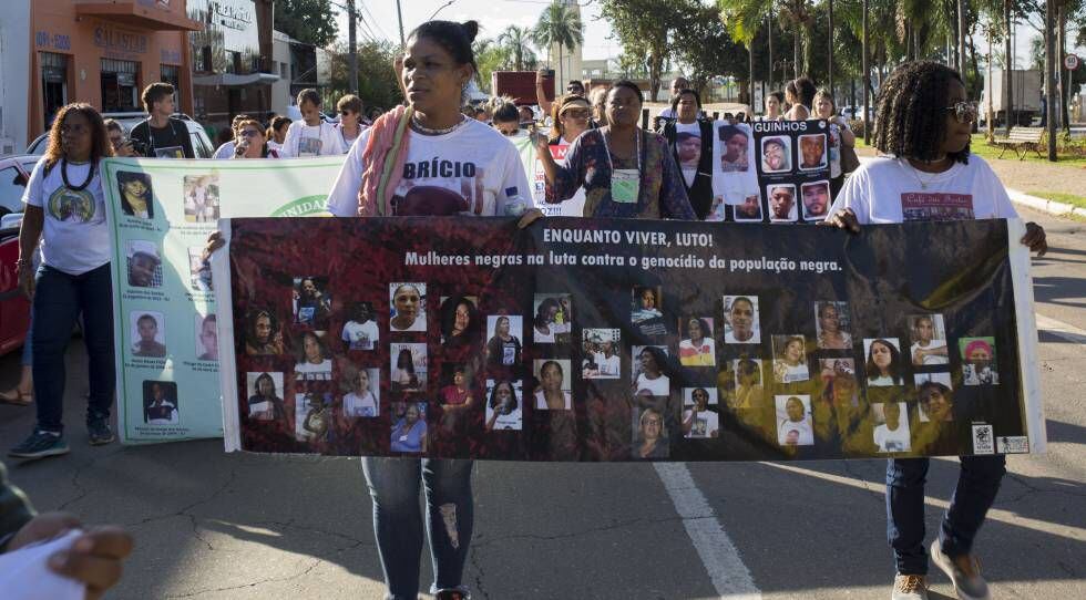 En el centro de la foto, Gláucia de Santos protesta por la muerte de su hijo Fabrício.