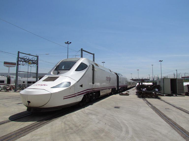 Un tren AVE 750 de Renfe en los talleres.