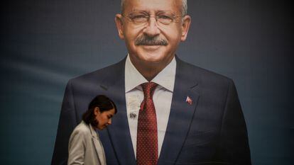 Cartel electoral del candidato Kiliçdaroglu, en Estambul.