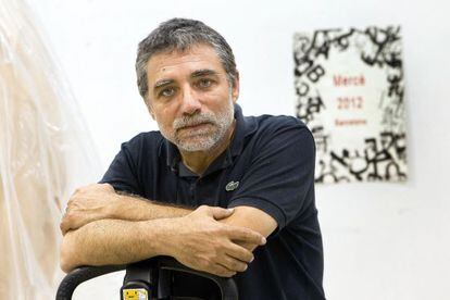 Plensa al seu taller estudi de Sant Feliu de Llobregat, davant del cartell que ha creat per a la Mercè.