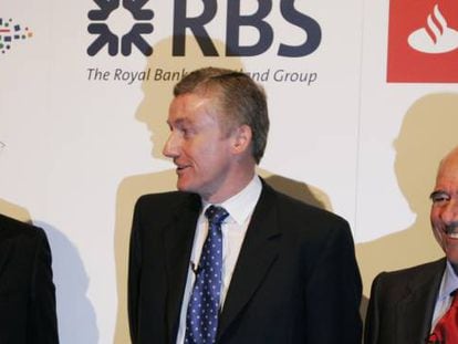El consejero delegado de Royal Bank of Scotland Fred Goodwin (izquierda), el consejero delegado de Fortis Jean-Paul Votron y Emilio Bot&iacute;n, presidente del  Santander, en la presentaci&oacute;n en Edimburgo de la oferta de compra sobre ABN Amro en 2007. 