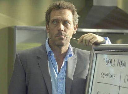 Hugh Laurie interpreta al doctor House