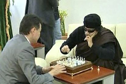 Iliumzhínov y Gadafi, durante su partida de ajedrez.