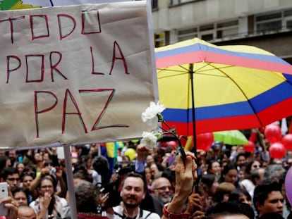 Cientos de personas se congreraron en la Plaza Bolívar de Bogotá para celebrar la firma del cese al fuego permanente el pasado 23 de junio.