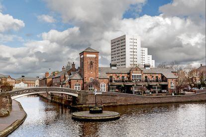 En la cuna de la Revolución Industrial se puede alquilar un barco para navegar por el canal de <a href="https://visitbirmingham.com/" target="_blank"> Birmingham </a> y Fazeley. Apenas alcanza los 29 kilómetros, pero tiene 38 esclusas, y en Fazeley conecta con el canal de Coventry, de modo que la travesía se alarga hasta los 180 kilómetros. El de patrón no es aquí ningún cargo agobiante: es cuestión de ir pasando tranquilamente por praderas y campos, por pueblecitos o por la vivaz Birmingham (en la foto). Allí los pubs quedan tan cerca, que casi se podría pedir una cerveza desde el barco.