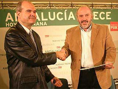 Manuel Chaves estrecha la mano de Francisco Garrido.