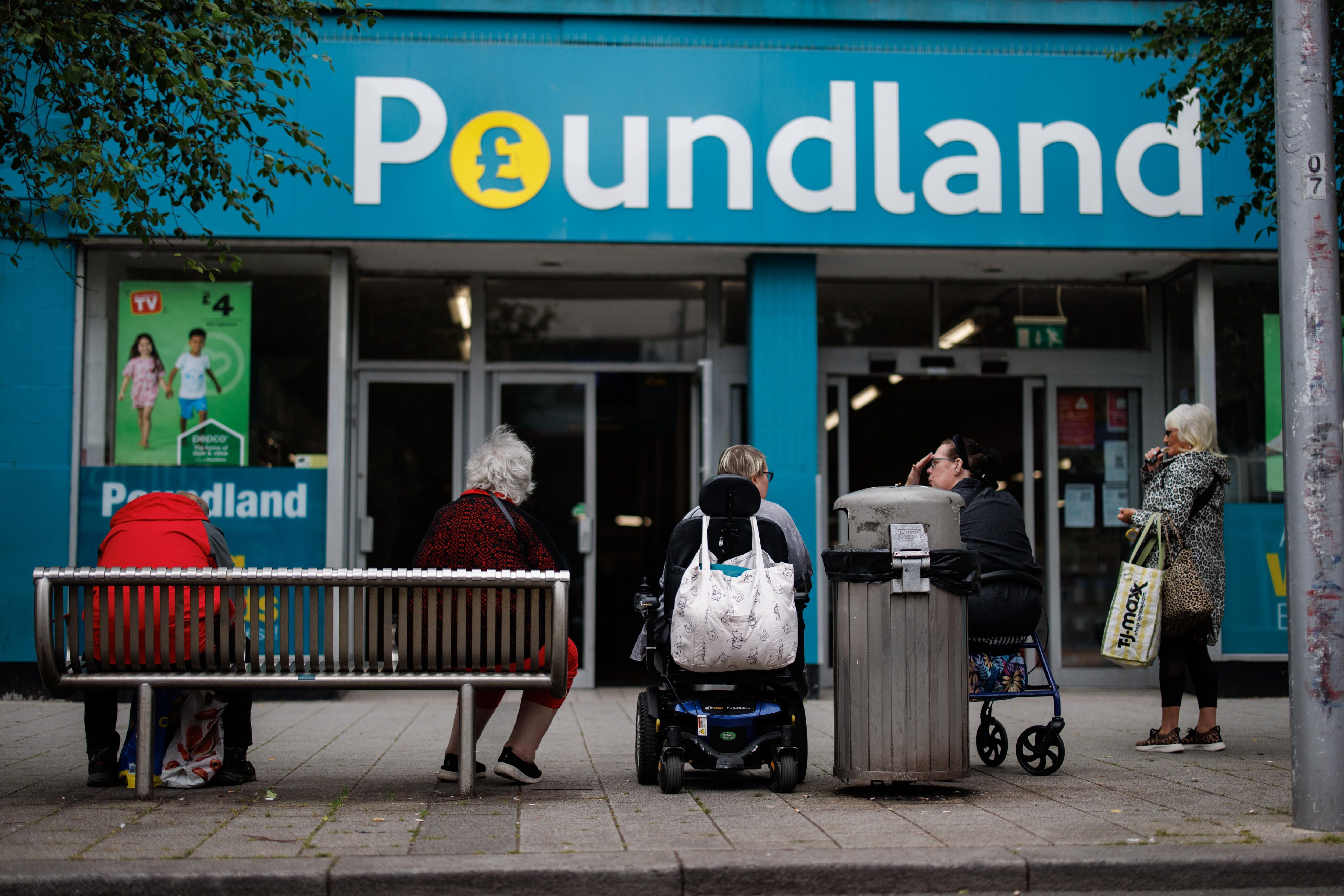 Clacton-on-sea (United Kingdom), 04/06/2024.- People sit outside a Poundland in Clacton-on-Sea, Essex, Britain, 04 June 2024. The new leader of Reform UK party Nigel Farage announced that he will stand in the general election in the constituency of Clacton in Essex on the east coast of England. Clacton has voted 72 percent in favour of leave the European Union during the Brexit referendum of 2016 and the town is one of the most deprived constituencies in the UK, according to the government figures. Britain will hold a snap general election on 04 July 2024. (Reino Unido) EFE/EPA/TOLGA AKMEN
