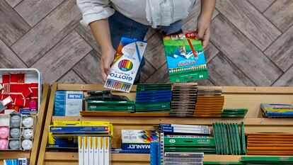 Una persona consulta el material escolar en una librería.