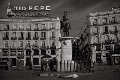 La fotógrafa pamplonesa Carmenchu Alemán ha retratado las calles solitarias de Madrid en los días más crudo del confinamiento. Su ensayo fotográfico recoge imágenes insólitas, como la de la Puerta del Sol desierta.