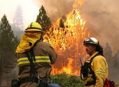 Dos bomberos combaten el fuego en Concow, California.