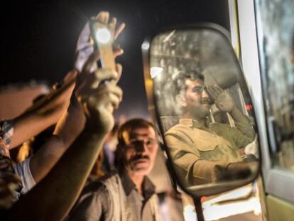 Kurdos en Turqu&iacute;a saludan a los &#039;peshmerga&#039;.