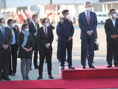 Felipe VI, Pablo Iglesias y Arancha González, a su llegada a Bolivia para participar en la toma de posesión del nuevo presidente del país, Luis Arce.