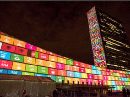 Los Objetivos de Desarrollo Sostenible proyectados sobre el edificio de la ONU. 