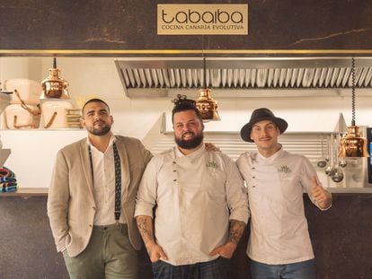 El chef Abraham Ortega (en el centro de la foto), acompañado de su equipo, en el restaurante Tabaiba de Las Palmas de Gran Canaria.