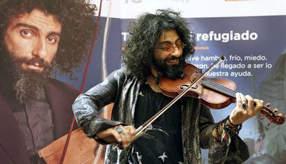 El violinista Ara Malikian toca una pieza antes de la presentaci&oacute;n del concierto solidario a beneficio de Acci&oacute;n contra el Hambre.