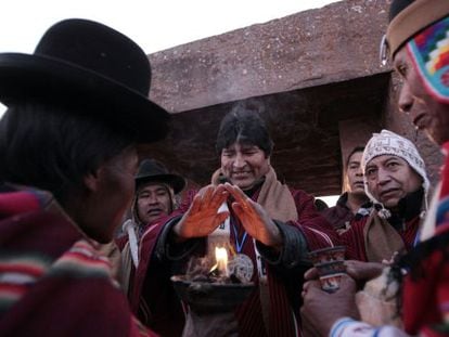 El presidente de Bolivia, Evo Morales, participa en un ritual para celebrar la llegada del invierno en Tiwanacu.