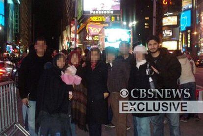 Imagen distribuida por la cadena CBS que muestra al sospechoso Faisal Shahzad fotografiado en Times Square hace aproximadamente un año con su mujer y otras personas no identificadas.