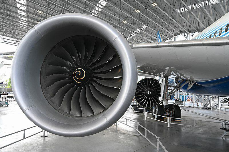 Palas de un motor turbofán moderno. En el centro del motor se aprecia una espiral sobre una forma cónica utilizada para ahuyentar aves durante el vuelo.