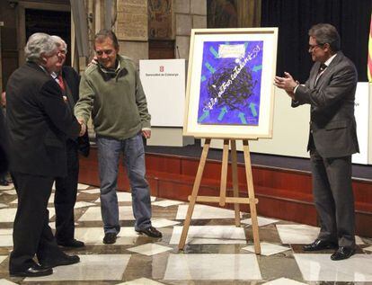 Viladecans, felicitado por Baltà, presidente de la Fundación Paco Candel, ante el aplauso de Mas.