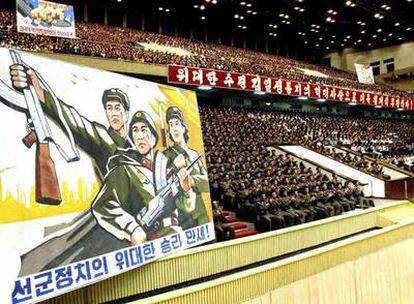 Militares, funcionarios y miembros del régimen asisten a las celebraciones por la prueba nuclear en un gimnasio de Pyongyang.